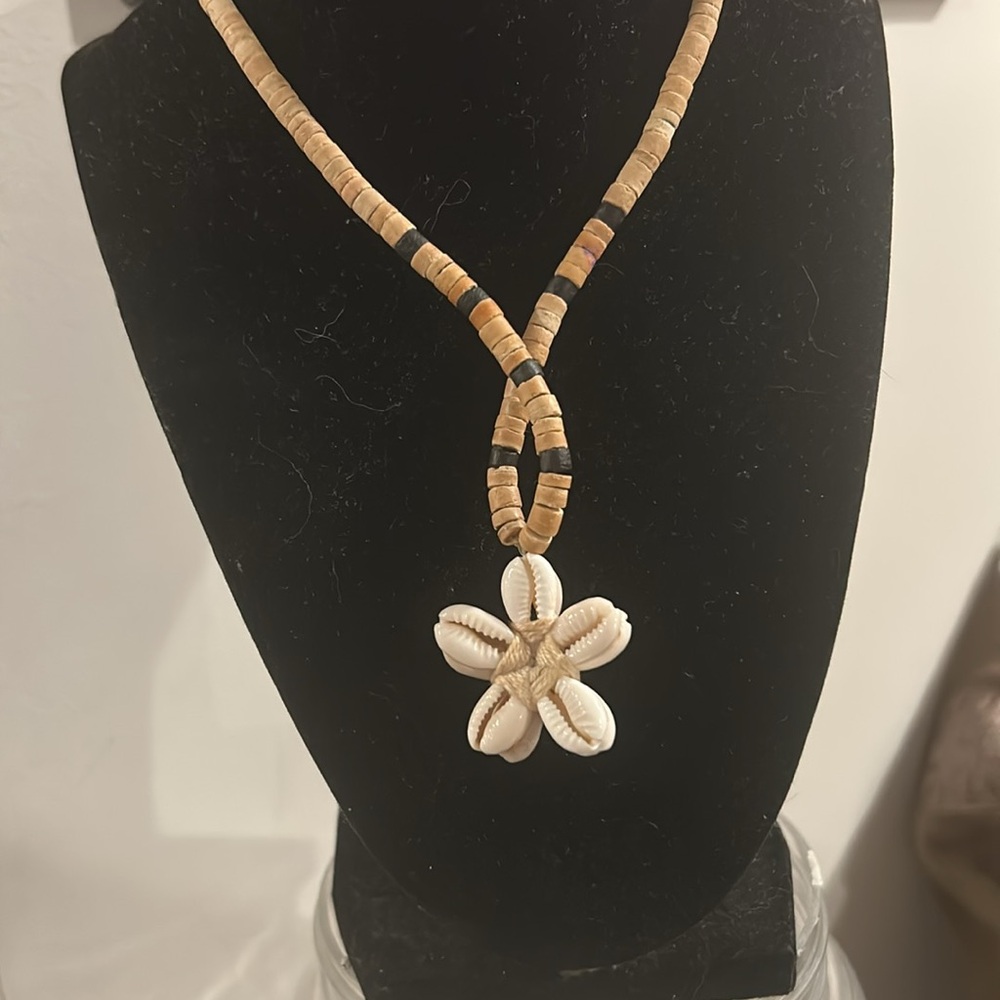Shell Daisy Flower Necklace with Natural Wood Beading